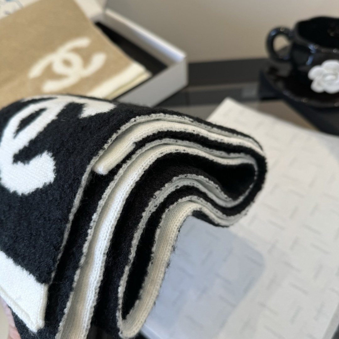 Chanel Logo Motif Knit Scarf